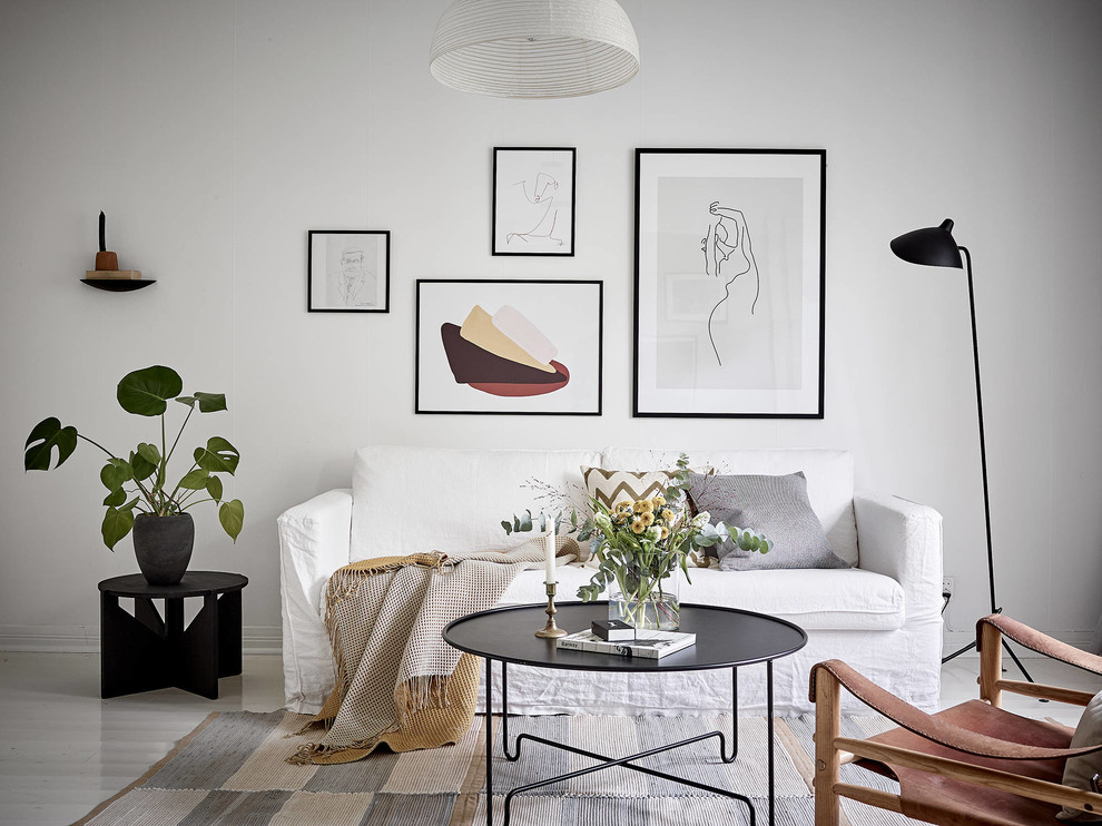 Inspiration för skandinaviska vardagsrum, med vita väggar och vitt golv