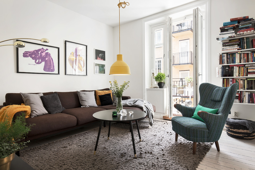 Свежая идея для дизайна: парадная, изолированная гостиная комната среднего размера в современном стиле с белыми стенами, светлым паркетным полом и коричневым диваном без телевизора - отличное фото интерьера