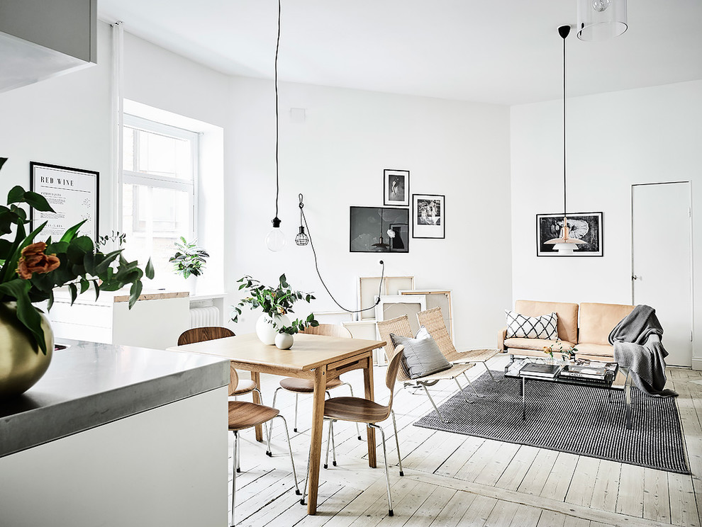 Mittelgroßes, Repräsentatives, Fernseherloses, Offenes Modernes Wohnzimmer mit weißer Wandfarbe und hellem Holzboden in Göteborg