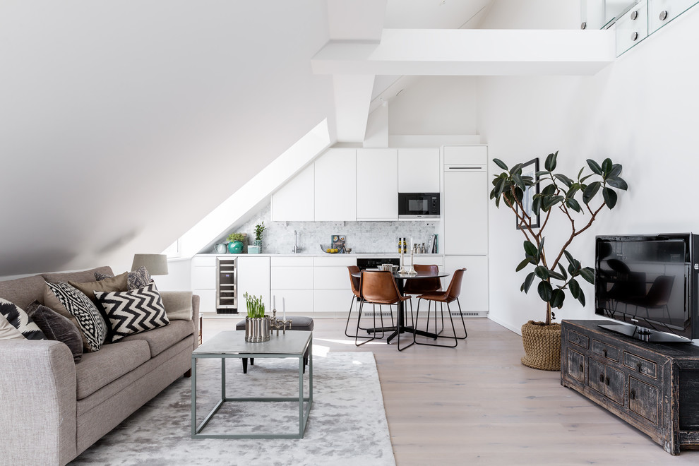 Bild på ett minimalistiskt allrum med öppen planlösning, med vita väggar, mellanmörkt trägolv, en fristående TV och beiget golv