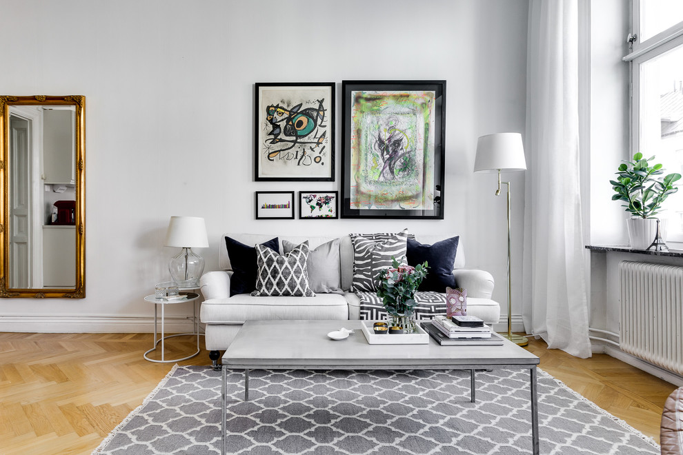 Offenes, Mittelgroßes Nordisches Wohnzimmer mit weißer Wandfarbe und braunem Holzboden in Stockholm