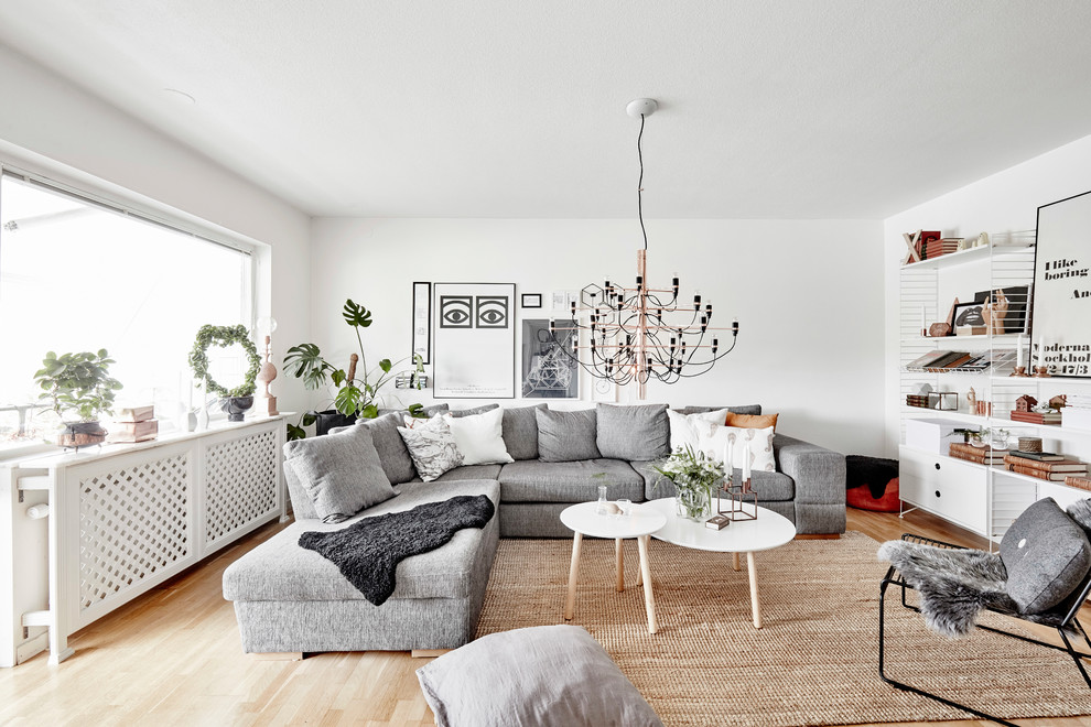 Inspiration för ett mellanstort nordiskt vardagsrum, med vita väggar, ljust trägolv och beiget golv