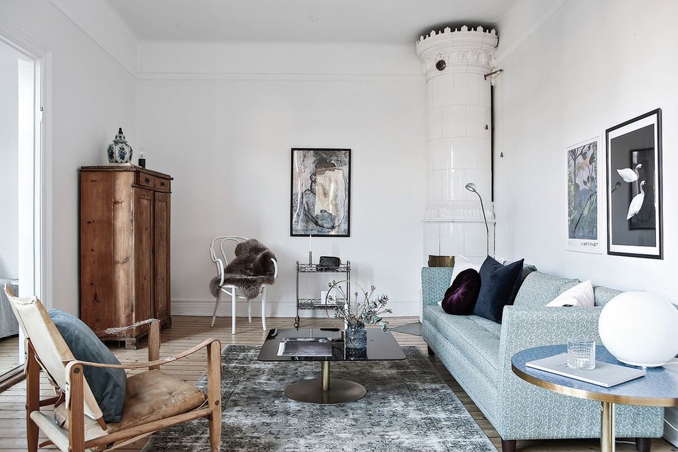 Idéer för skandinaviska separata vardagsrum, med ett finrum, vita väggar, ljust trägolv, en öppen hörnspis och brunt golv