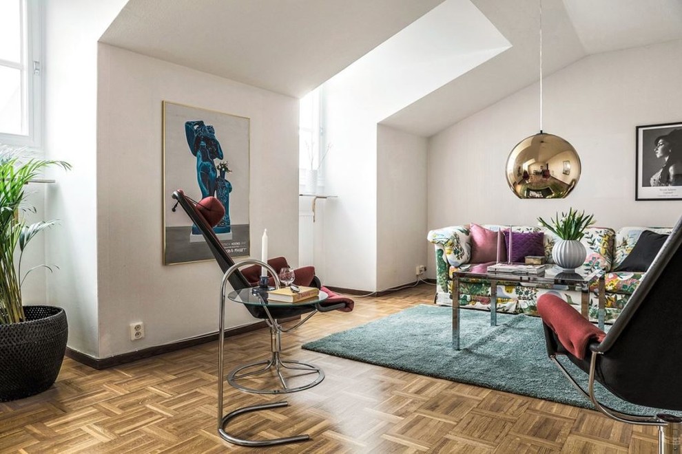 Großes Modernes Wohnzimmer mit weißer Wandfarbe, braunem Holzboden und braunem Boden in Malmö