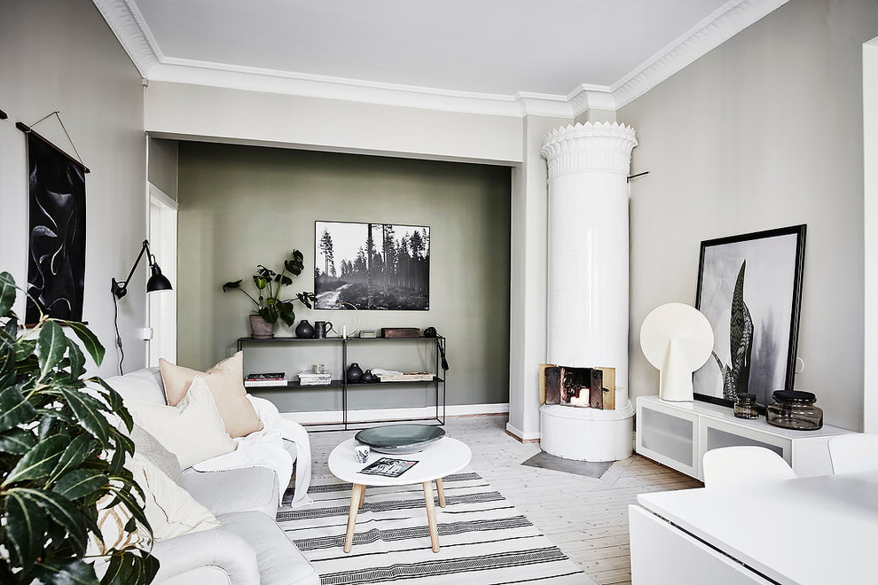 Imagen de salón para visitas abierto escandinavo de tamaño medio sin televisor con paredes verdes y suelo de madera clara