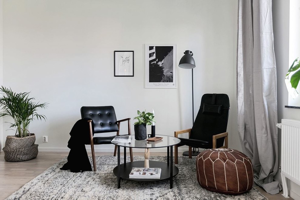 Источник вдохновения для домашнего уюта: открытая гостиная комната в скандинавском стиле с белыми стенами, светлым паркетным полом и бежевым полом