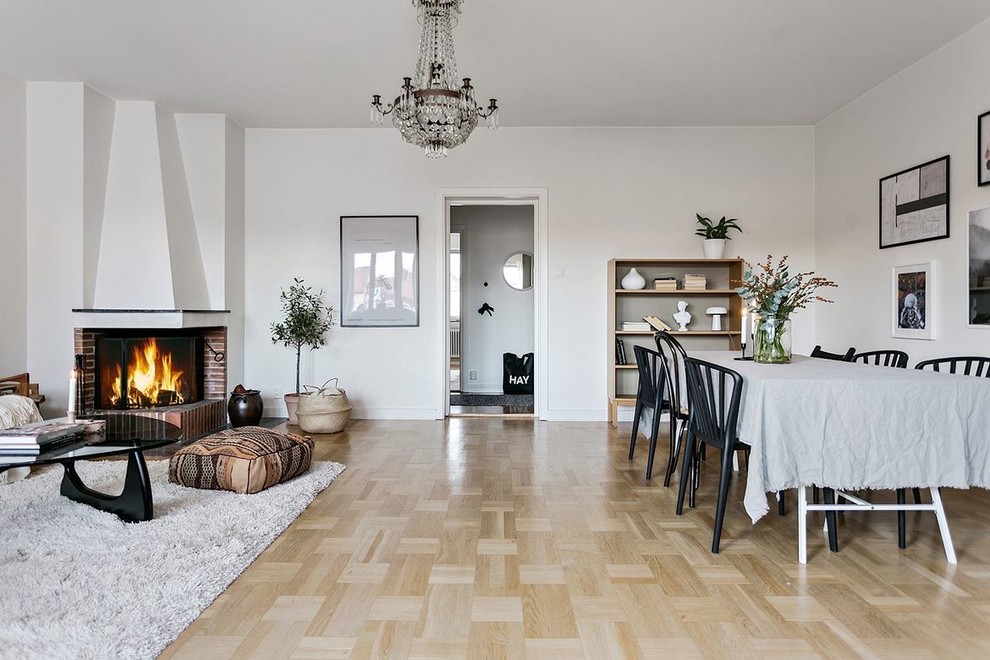 Idee per un soggiorno scandinavo di medie dimensioni e chiuso con pareti bianche, pavimento in legno massello medio e pavimento beige