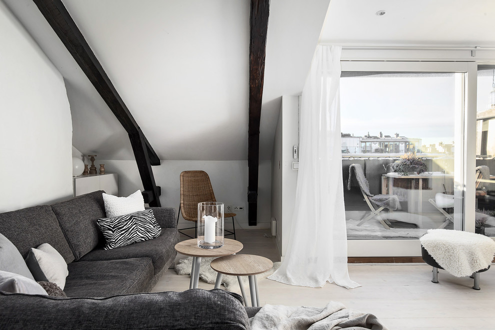 Imagen de salón escandinavo de tamaño medio con paredes blancas, suelo beige y suelo de madera clara