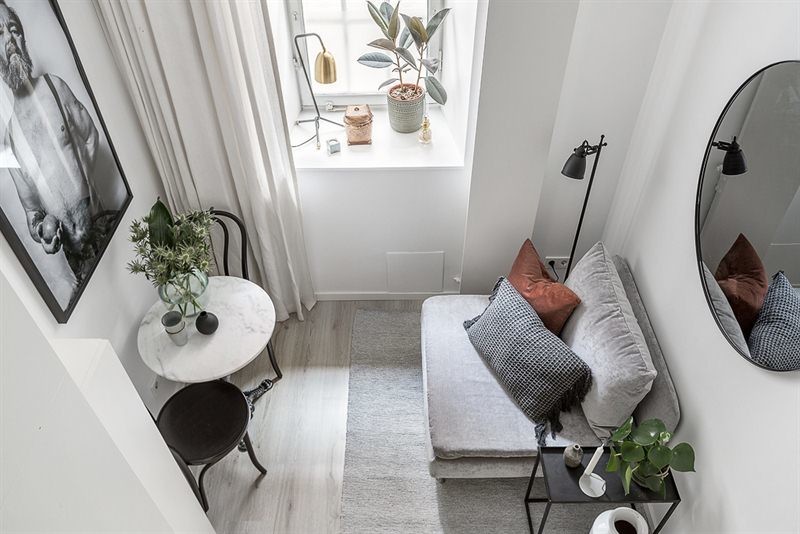 Kleines, Offenes Nordisches Wohnzimmer mit weißer Wandfarbe und hellem Holzboden in Stockholm