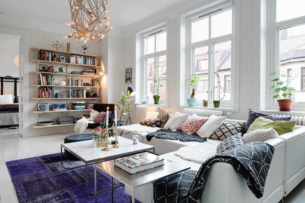 Mittelgroßes, Repräsentatives, Fernseherloses, Offenes Modernes Wohnzimmer ohne Kamin mit weißer Wandfarbe und gebeiztem Holzboden in Göteborg