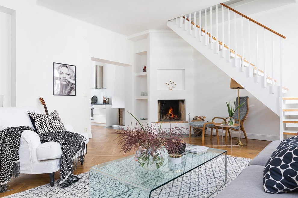Foto di un soggiorno chic con pareti bianche e pavimento in legno massello medio