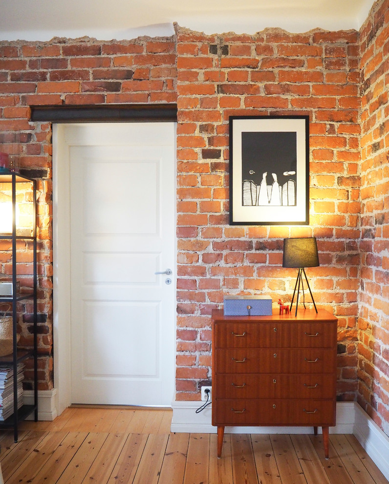Foto di un soggiorno boho chic con pareti arancioni e pavimento in legno massello medio