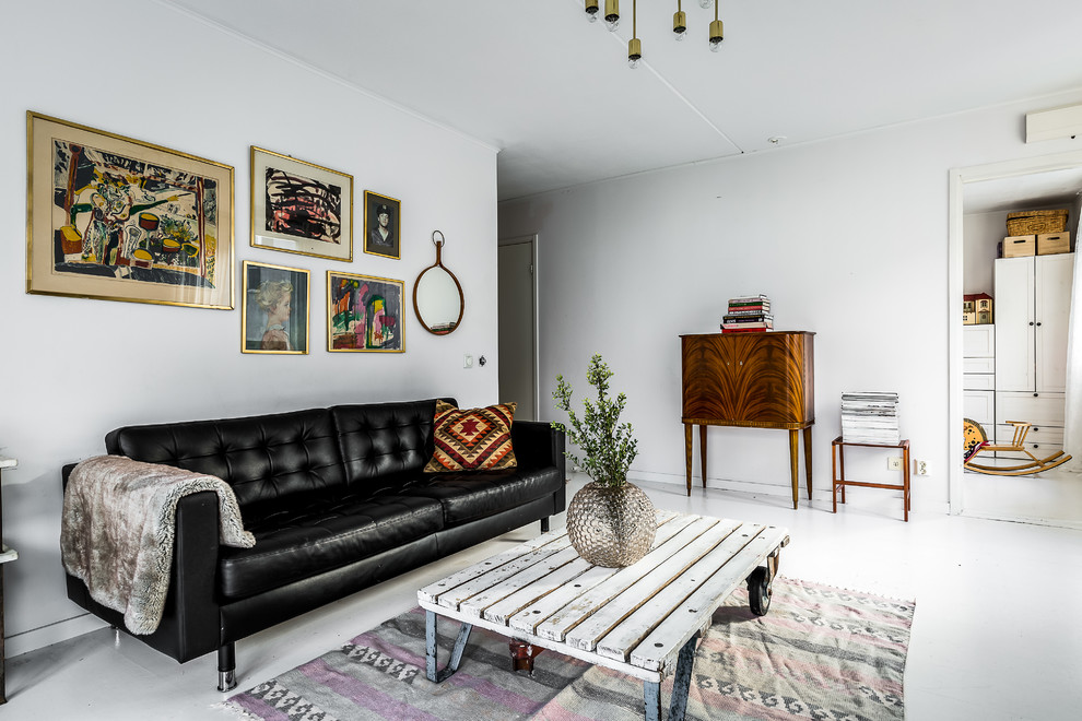 Mittelgroßes Nordisches Wohnzimmer mit weißer Wandfarbe, gebeiztem Holzboden und weißem Boden in Stockholm