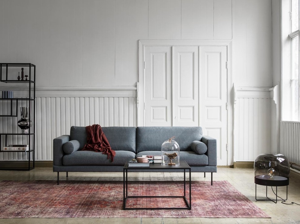 Offenes Modernes Wohnzimmer mit weißer Wandfarbe und hellem Holzboden in Göteborg