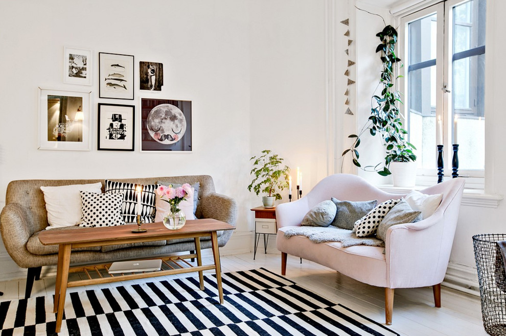 Großes, Repräsentatives, Fernseherloses, Offenes Skandinavisches Wohnzimmer ohne Kamin mit weißer Wandfarbe und gebeiztem Holzboden in Göteborg