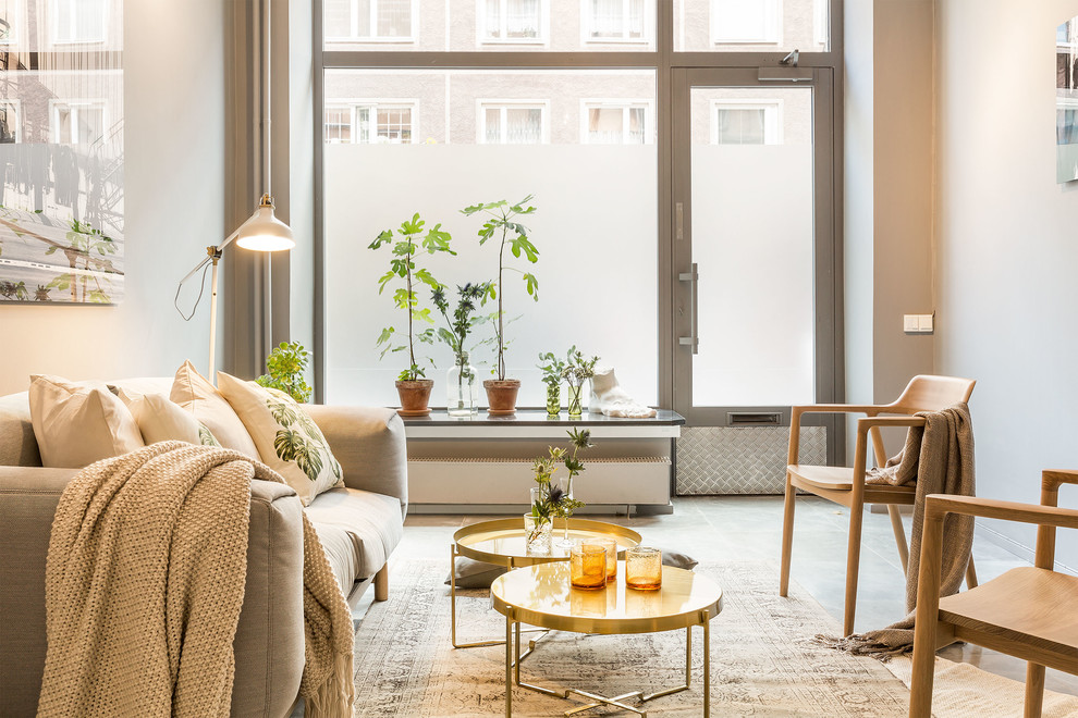 Cette photo montre un salon scandinave de taille moyenne et ouvert avec un mur gris, une salle de réception, un sol en calcaire, aucune cheminée et aucun téléviseur.