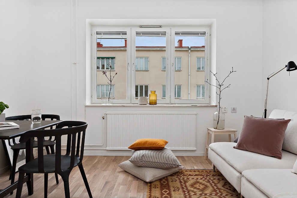 Fernseherloses, Repräsentatives, Abgetrenntes Skandinavisches Wohnzimmer ohne Kamin mit weißer Wandfarbe, braunem Holzboden und beigem Boden in Stockholm