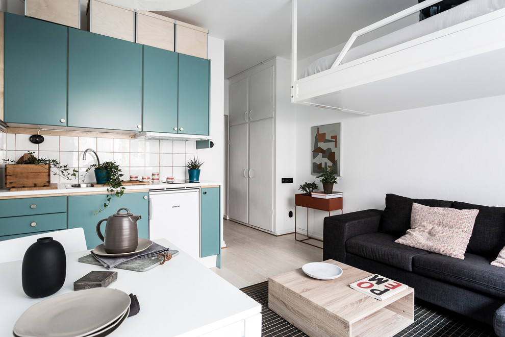 Offenes, Kleines Modernes Wohnzimmer mit weißer Wandfarbe und hellem Holzboden in Stockholm