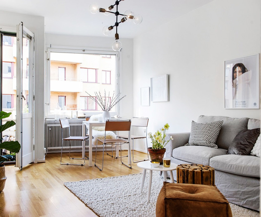 Offenes, Mittelgroßes, Repräsentatives, Fernseherloses Skandinavisches Wohnzimmer ohne Kamin mit weißer Wandfarbe und hellem Holzboden in Stockholm