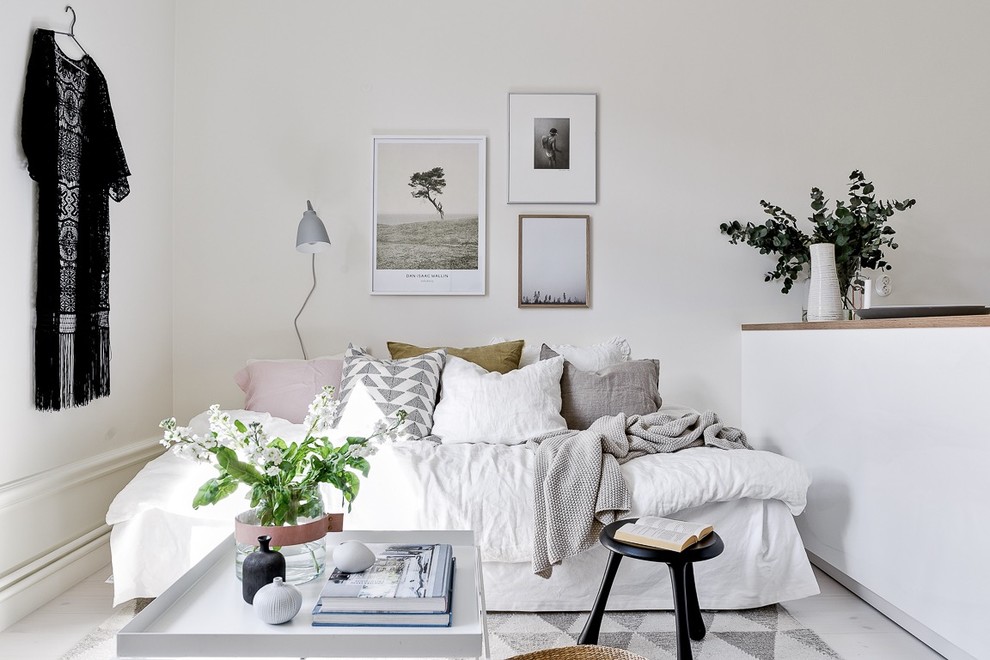 Mittelgroßes, Repräsentatives, Fernseherloses, Offenes Skandinavisches Wohnzimmer ohne Kamin mit weißer Wandfarbe und gebeiztem Holzboden in Stockholm