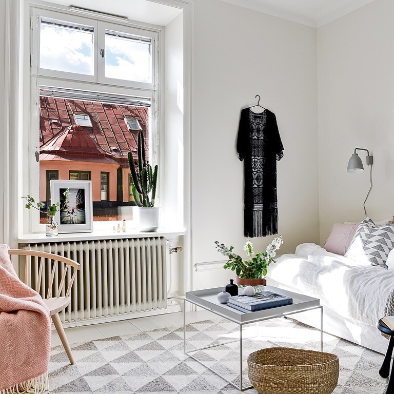 Skandinavisk inredning av ett vardagsrum