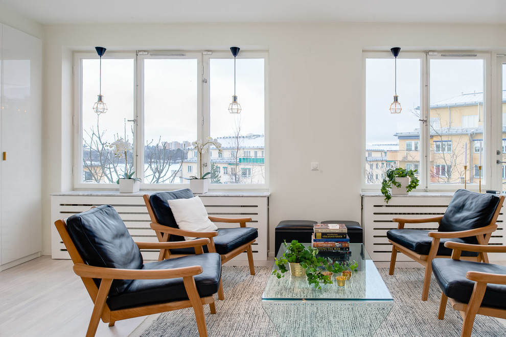 Свежая идея для дизайна: парадная, открытая гостиная комната среднего размера в скандинавском стиле с белыми стенами и светлым паркетным полом без телевизора - отличное фото интерьера
