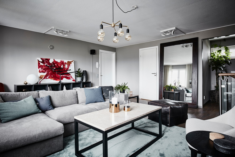 Свежая идея для дизайна: большая парадная, изолированная гостиная комната в современном стиле с серыми стенами, паркетным полом среднего тона и коричневым полом без телевизора, камина - отличное фото интерьера