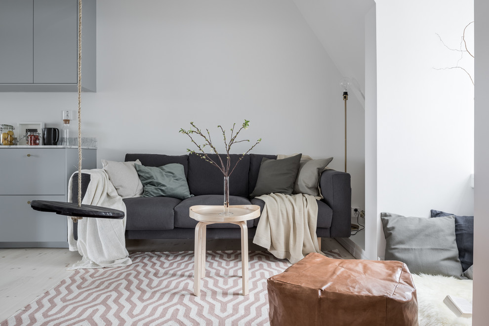 Idee per un soggiorno nordico con pareti bianche, parquet chiaro e pavimento beige