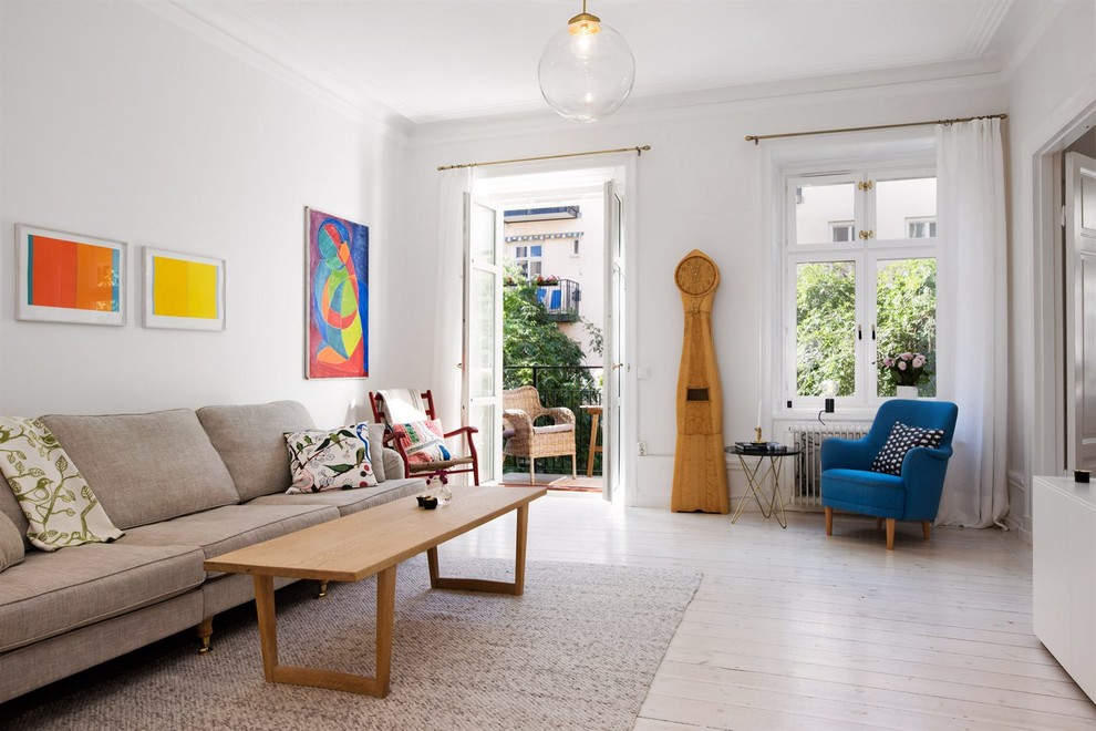 Imagen de salón para visitas cerrado escandinavo de tamaño medio sin chimenea y televisor con paredes blancas y suelo de madera clara