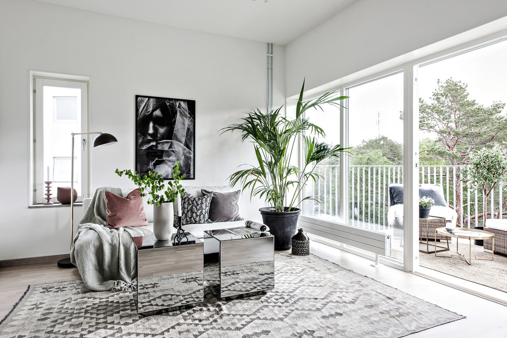 Foto på ett mellanstort minimalistiskt vardagsrum, med vita väggar, ljust trägolv och beiget golv