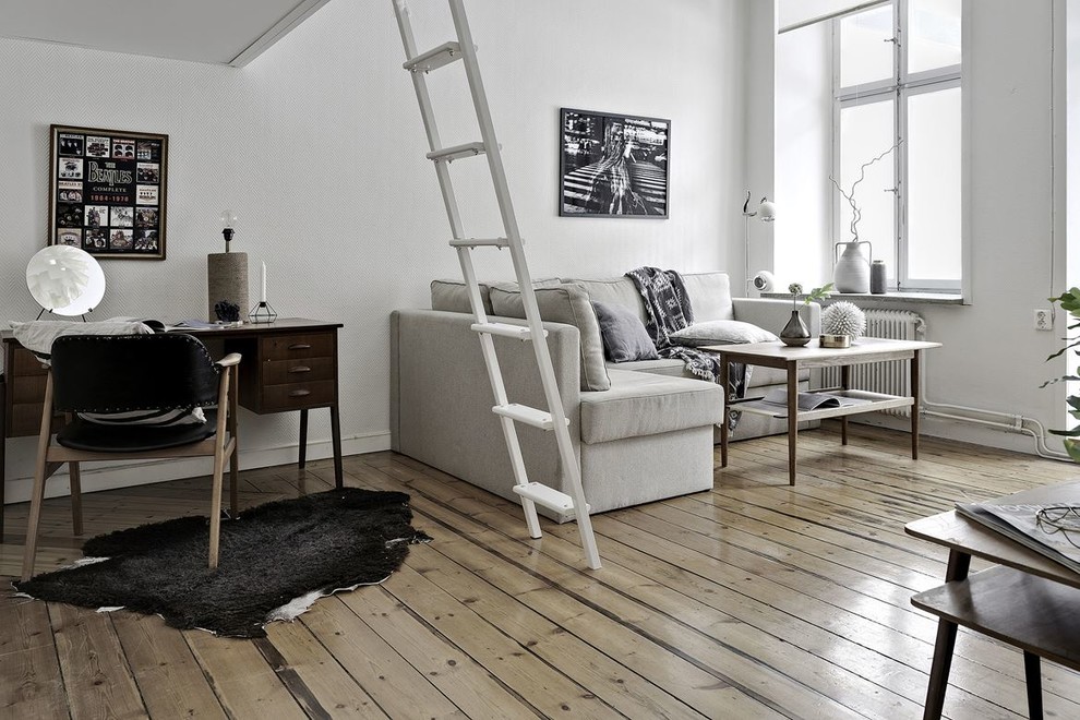 Inspiration för ett litet skandinaviskt allrum med öppen planlösning, med vita väggar och ljust trägolv