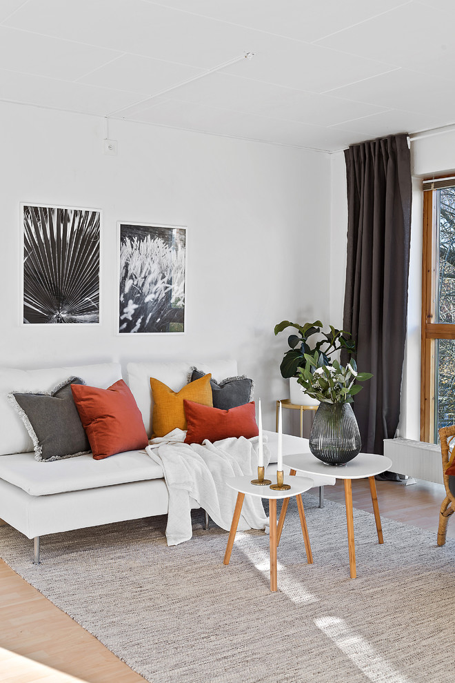 Ispirazione per un soggiorno classico con pareti bianche, parquet chiaro e pavimento beige