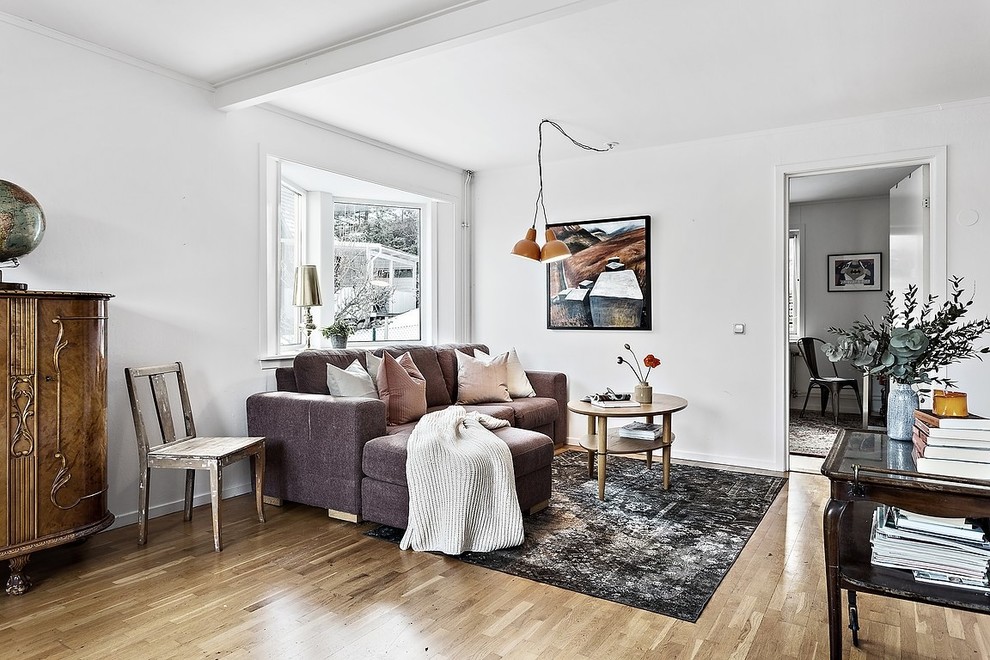 Kleines, Abgetrenntes Skandinavisches Wohnzimmer mit weißer Wandfarbe, braunem Holzboden und beigem Boden in Göteborg
