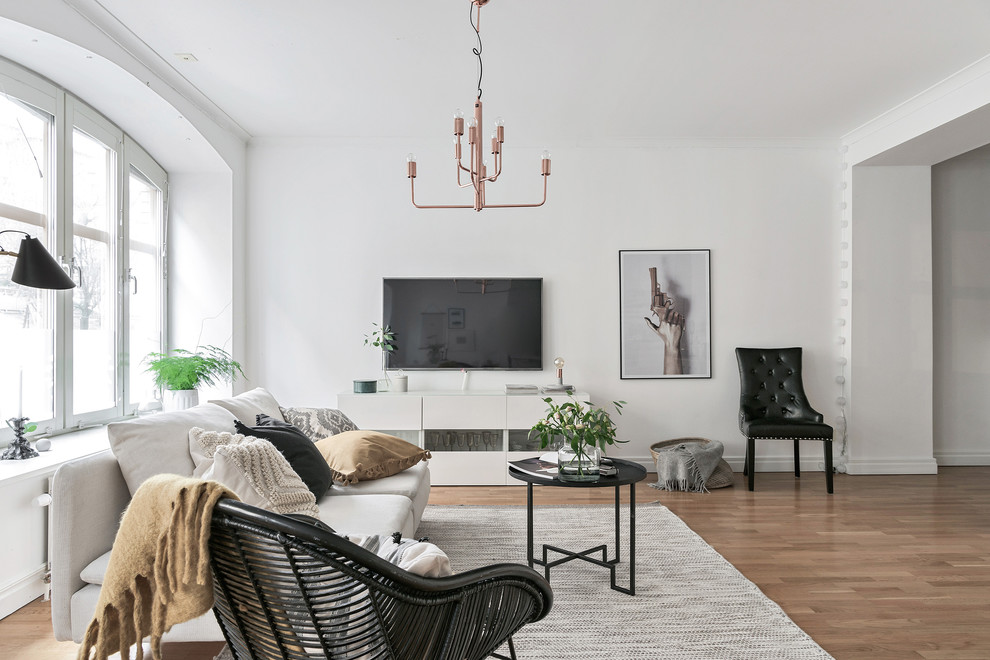 Ispirazione per un soggiorno moderno con pareti bianche e TV a parete