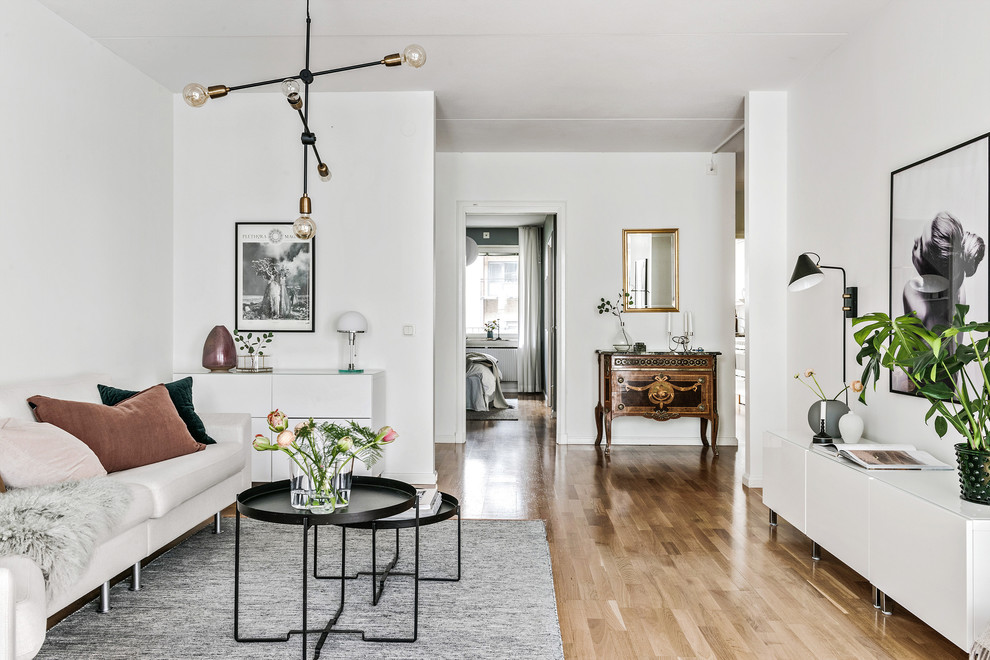 Idee per un soggiorno scandinavo di medie dimensioni e chiuso con pareti bianche, pavimento in legno massello medio e pavimento beige