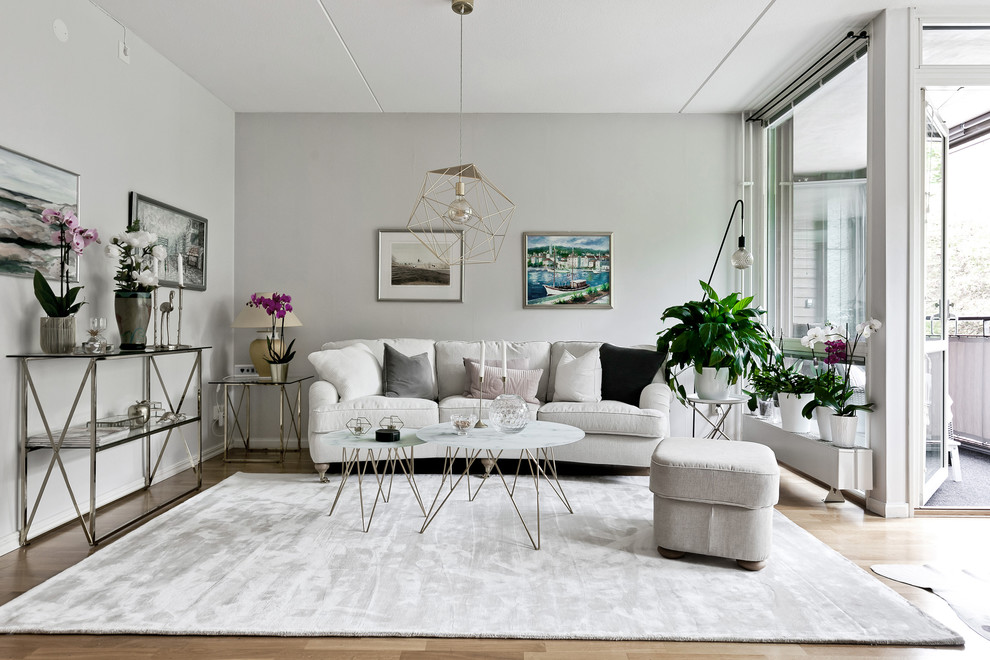 Aménagement d'un salon scandinave avec une salle de réception, un mur gris, parquet clair et un sol beige.