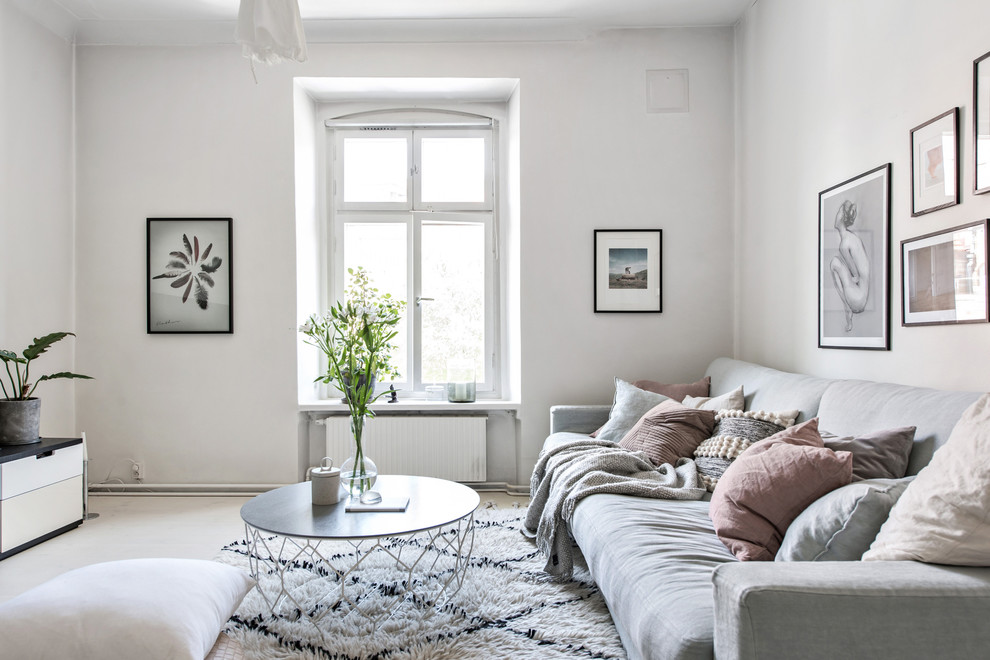 Réalisation d'un salon nordique avec un mur blanc et un sol beige.