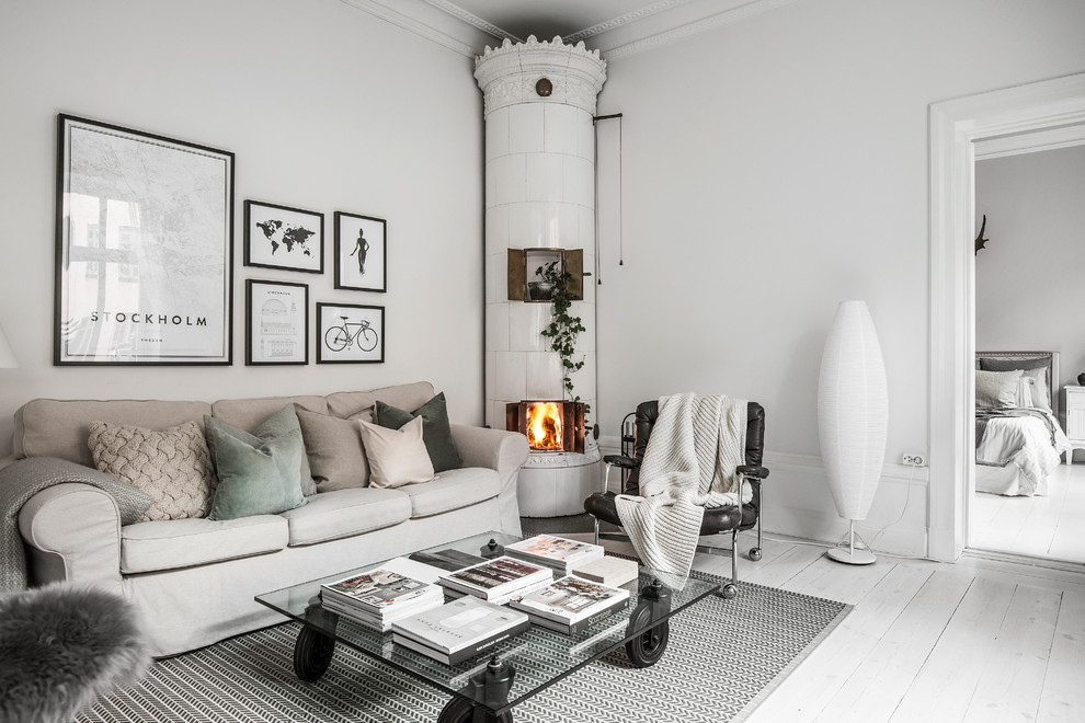 Inspiration för mellanstora minimalistiska vardagsrum, med vita väggar, målat trägolv, en öppen hörnspis och vitt golv