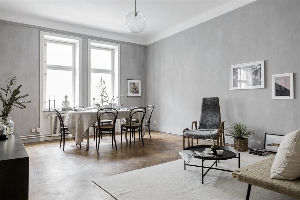 Bild på ett stort minimalistiskt allrum med öppen planlösning, med ett finrum, grå väggar och mellanmörkt trägolv