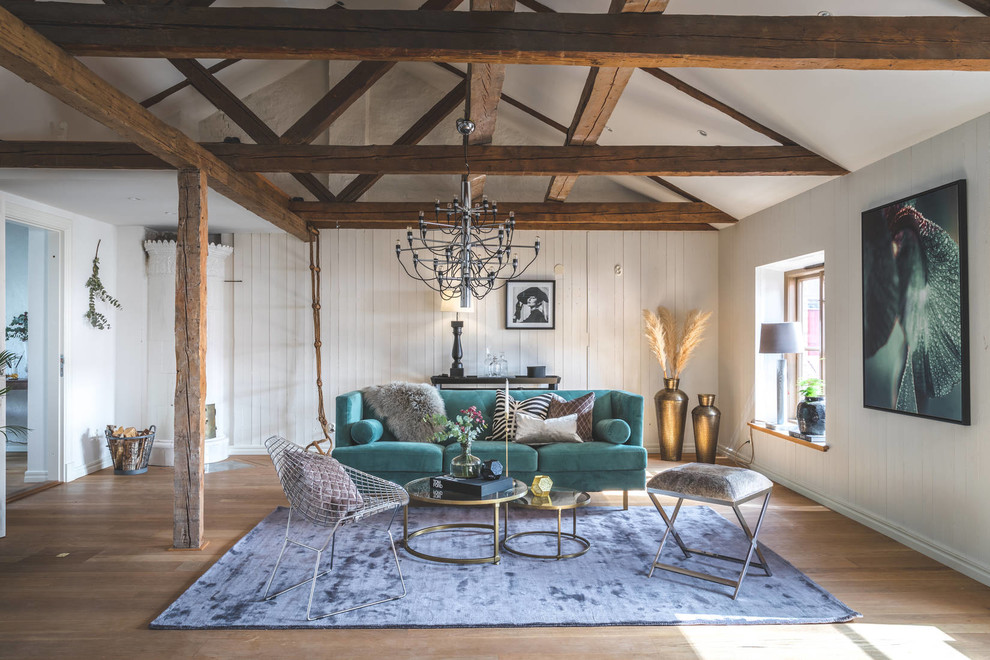 Ejemplo de salón para visitas bohemio de tamaño medio con paredes blancas, suelo de madera en tonos medios, suelo beige y estufa de leña