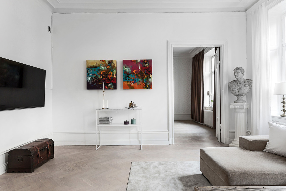 Источник вдохновения для домашнего уюта: огромная изолированная гостиная комната в скандинавском стиле с белыми стенами, светлым паркетным полом и телевизором на стене без камина