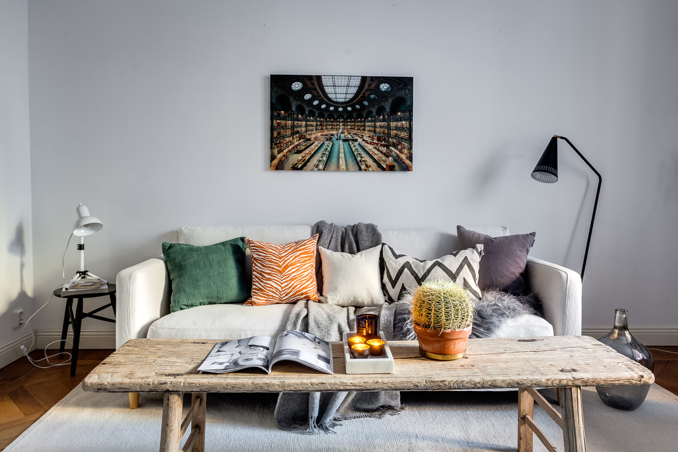 Modelo de salón nórdico de tamaño medio sin chimenea y televisor con paredes grises y suelo de madera en tonos medios