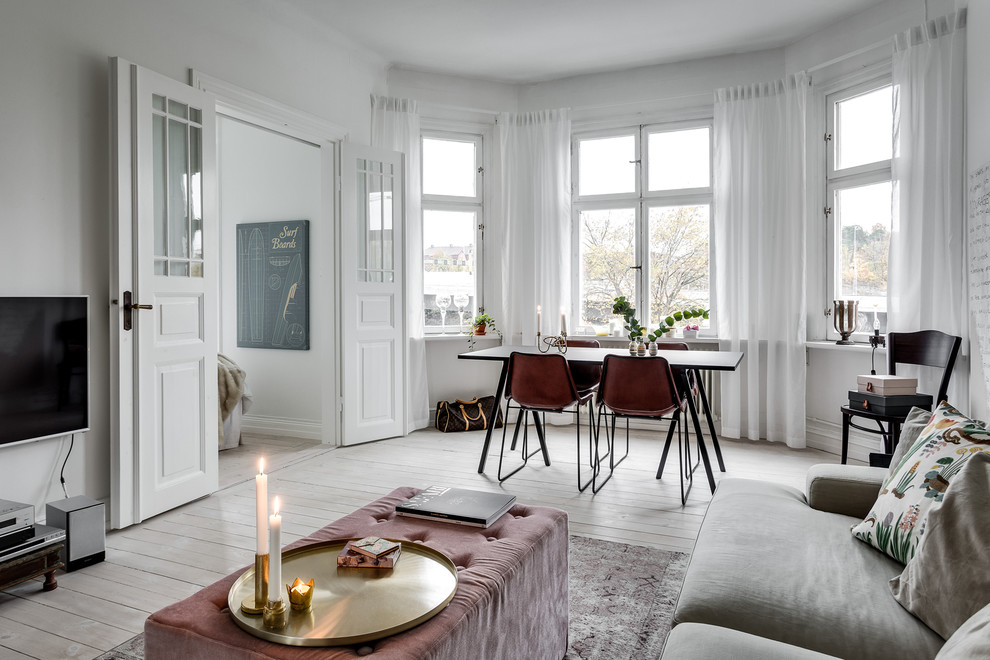 Стильный дизайн: гостиная комната в скандинавском стиле с светлым паркетным полом - последний тренд