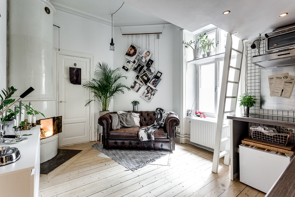 Mittelgroßes, Repräsentatives Nordisches Wohnzimmer mit weißer Wandfarbe und hellem Holzboden in Stockholm