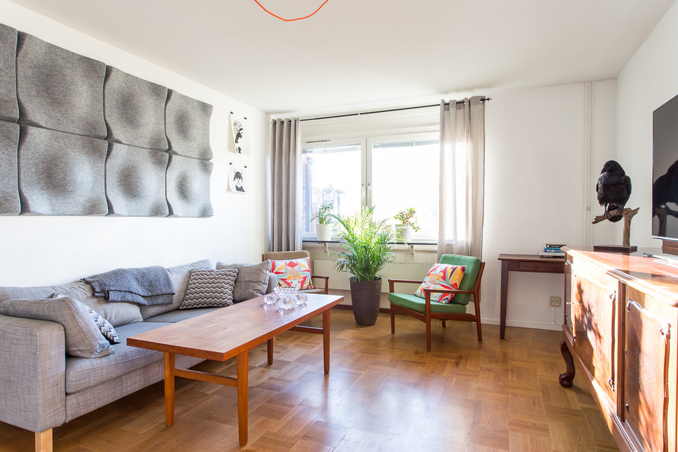 Idee per un soggiorno minimalista con pareti bianche e pavimento in legno massello medio