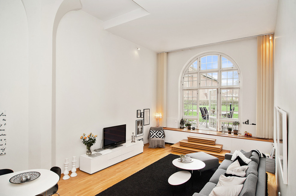 Exempel på ett mycket stort minimalistiskt vardagsrum