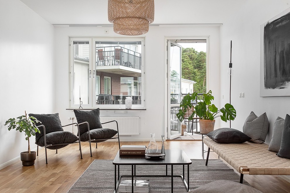 На фото: изолированная, парадная гостиная комната среднего размера в скандинавском стиле с белыми стенами и светлым паркетным полом без телевизора