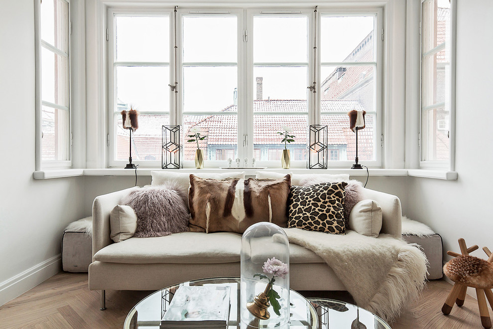 Offenes, Repräsentatives, Fernseherloses Skandinavisches Wohnzimmer ohne Kamin mit weißer Wandfarbe und hellem Holzboden in Stockholm