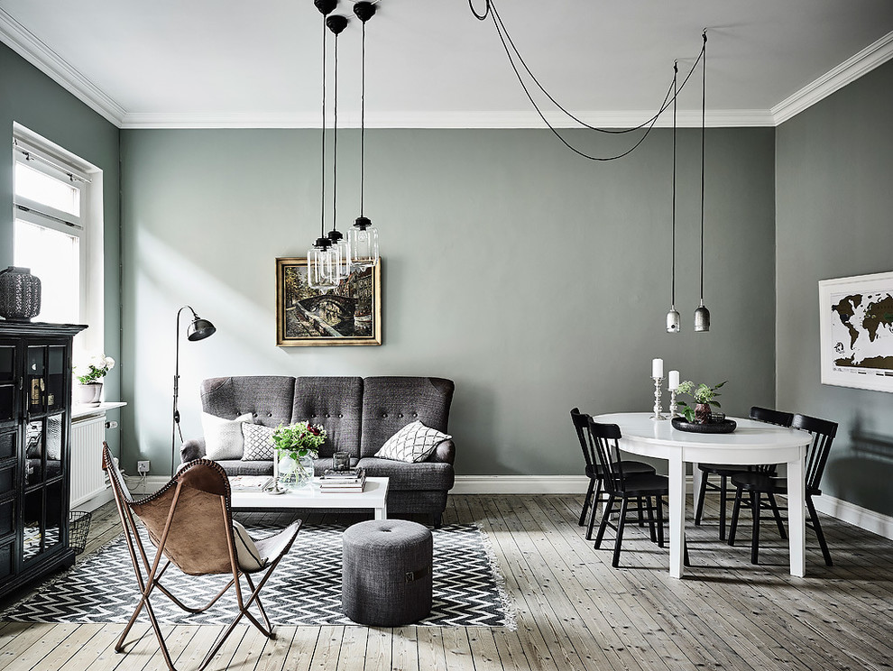 Großes, Repräsentatives, Fernseherloses, Offenes Skandinavisches Wohnzimmer ohne Kamin mit grüner Wandfarbe und hellem Holzboden in Göteborg