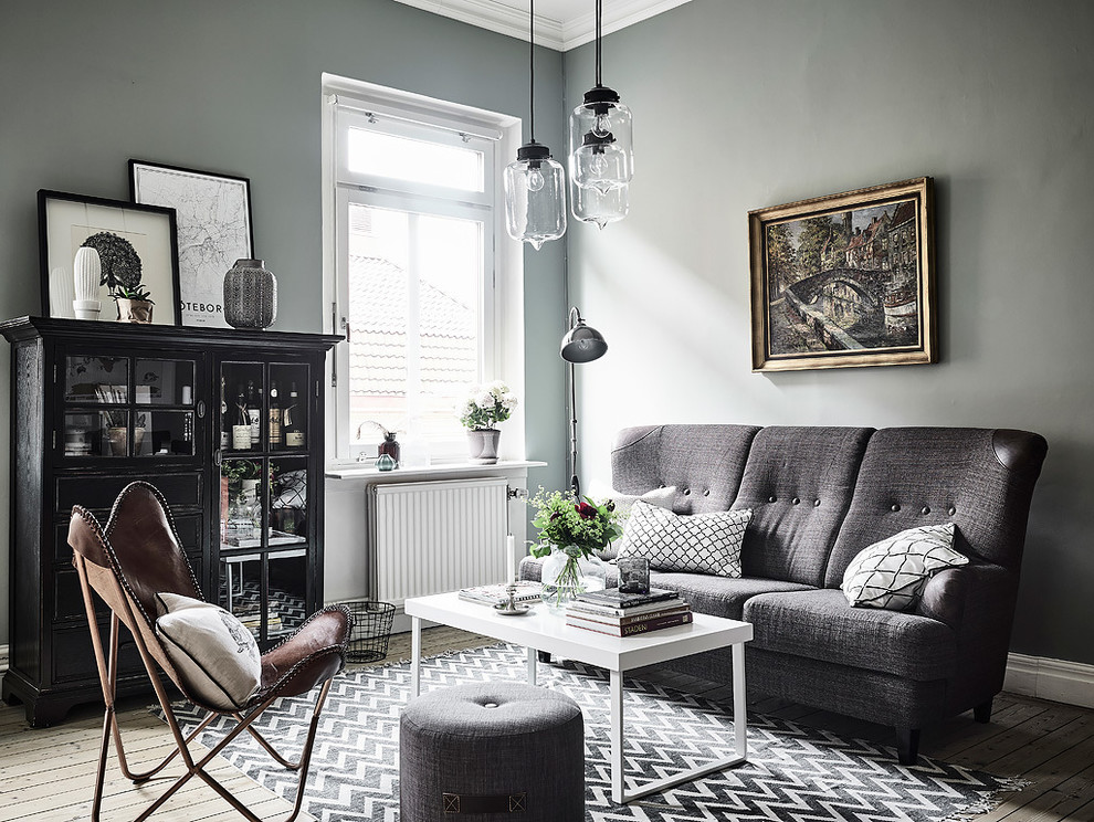 Diseño de salón para visitas cerrado nórdico grande sin chimenea y televisor con paredes grises y suelo de madera en tonos medios